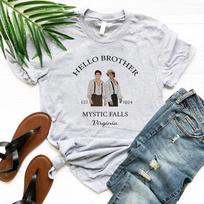 Sveiki, brolis, marškinėliai Mystic Falls Virginia marškinėliai Stefan ir Damon Salvatore Tee Moteriški drabužiai Gatvės drabužiai Populiariausia vampyro gerbėjų dovana S juoda