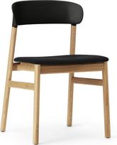 Normann Copenhagen Kėdė Herit šviesus ąžuolas minkšta sėdimoji dalis juodos spalvos