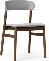 Normann Copenhagen Kėdė Herit tamsus ąžuolas minkšta sėdimoji dalis pilkos spalvos