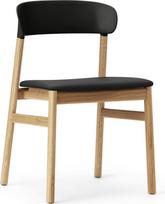 Normann Copenhagen Kėdė Herit šviesus ąžuolas odinė sėdimoji dalis juodos spalvos
