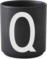 Design Letters Puodelis AJ raidė Q porcelianinis juodos spalvos