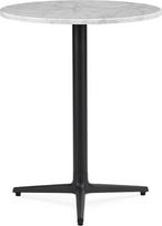 Normann Copenhagen Stalas Allez apvalios formos su marmurine viršutine dalimi ant trijų kojų 60 cm