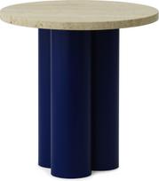 Normann Copenhagen Staliukas Dit Travertine Light su mėlynomis kojomis