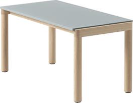 Muuto Kavos staliukas Couple lygus ant šviesaus ąžuolo kojų šviesiai žydros spalvos 40 x 84 x 40 cm