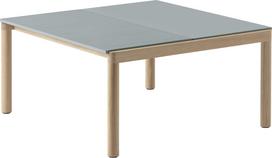Muuto Kavos staliukas Couple gofruotas ant šviesaus ąžuolo kojų šviesiai žydros spalvos 80 x 84 x 40 cm