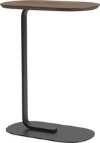 Muuto Šoninis stalas Relate ant juodos kojos tamsaus ąžuolo spalvos 60,5 cm