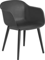 Muuto Fotelis Fiber ant medinių kojų juodos spalvos