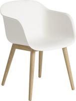 Muuto Fotelis Fiber ant medinių kojų baltos spalvos