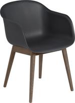 Muuto Fotelis Fiber ant tamsių medinių kojų juodos spalvos