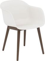 Muuto Fotelis Fiber ant tamsių medinių kojų baltos spalvos