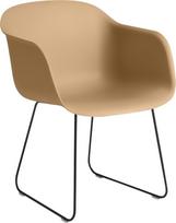 Muuto Fotelis Fiber Sled ant plieninių kojų ochros spalvos