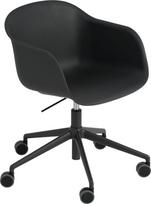 Muuto Fotelis ant ratukų Fiber Swivel su aliuminio kojomis su reguliuojamu aukščiu juodos spalvos