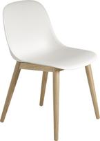 Muuto Kėdė Fiber ant medinių kojų baltos spalvos