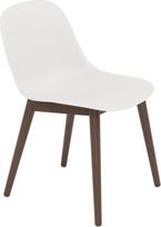 Muuto Kėdė Fiber ant tamsių medinių kojų baltos spalvos