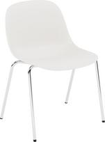 Muuto Kėdė Fiber A Base ant chromuotų kojų su neslystančiomis pagalvėlėmis baltos spalvos
