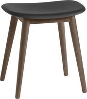 Muuto Taburetė Fiber ant tamsių medinių kojų juodos spalvos