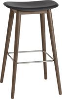 Muuto Baro kėdė Fiber ant tamsių medinių kojų juodos spalvos 75 cm