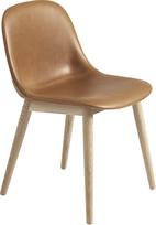 Muuto Kėdė Fiber Refine Leather Cognac minkšta ant medinių kojų