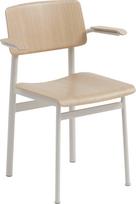 Muuto Kėdė Loft su porankiais su pilkos spalvos kojos šviesaus ąžuolo spalvos