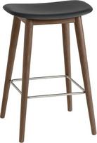 Muuto Taburetė Fiber ant tamsių medinių kojų juodos spalvos 65 cm