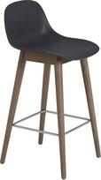Muuto Taburetė Fiber su atlošu ant tamsių medinių kojų juodos spalvos 65 cm