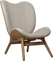Umage Fotelis Conversation Piece su tamsiomis ąžuolinėmis kojomis šviesaus smėlio spalvos 106 cm