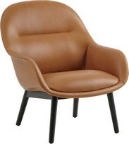 Muuto Fotelis Fiber Lounge iš odos ant medinių kojų konjako rudos spalvos