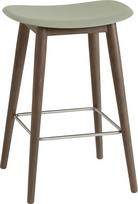 Muuto Taburetė Fiber ant tamsių medinių kojų pilkos ir žalios spalvos 65 cm