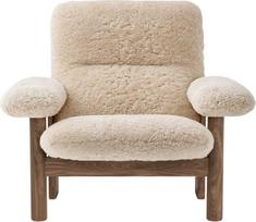 Audo Copenhagen Fotelis Brasilia Sheepskin su riešutmedžio kojomis baltos spalvos