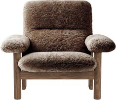 Audo Copenhagen Fotelis Brasilia Sheepskin su riešutmedžio kojomis rudos spalvos