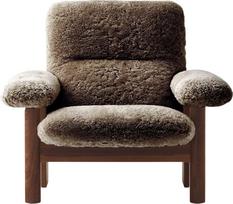 Audo Copenhagen Fotelis Brasilia Sheepskin su tamsiomis ąžuolinėmis kojomis rudos spalvos