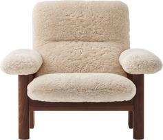 Audo Copenhagen Fotelis Brasilia Sheepskin su tamsiomis ąžuolinėmis kojomis baltos spalvos