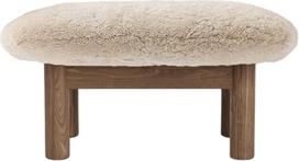 Audo Copenhagen Kojų atrama Brasilia Sheepskin su riešutmedžio kojomis baltos spalvos