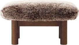 Audo Copenhagen Kojų atrama Brasilia Sheepskin su tamsiomis ąžuolinėmis kojomis rudos spalvos