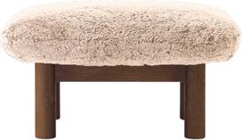 Audo Copenhagen Kojų atrama Brasilia Sheepskin su tamsiomis ąžuolinėmis kojomis baltos spalvos