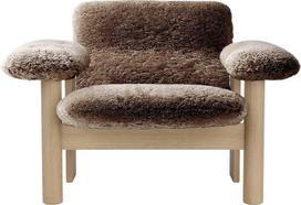 Audo Copenhagen Fotelis Brasilia Sheepskin žemas su ąžuolinėmis kojomis rudos spalvos