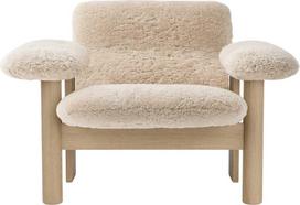 Audo Copenhagen Fotelis Brasilia Sheepskin žemas su ąžuolinėmis kojomis baltos spalvos