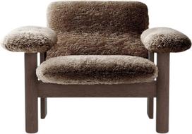 Audo Copenhagen Fotelis Brasilia Sheepskin žemas su tamsiomis ąžuolinėmis kojomis rudos spalvos