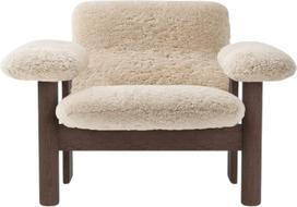 Audo Copenhagen Fotelis Brasilia Sheepskin žemas su tamsiomis ąžuolinėmis kojomis baltos spalvos