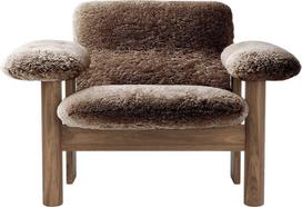 Audo Copenhagen Fotelis Brasilia Sheepskin žemas su riešutmedžio kojomis rudos spalvos