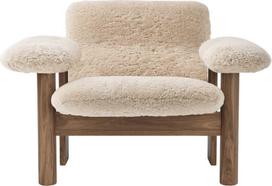 Audo Copenhagen Fotelis Brasilia Sheepskin žemas su riešutmedžio kojomis baltos spalvos