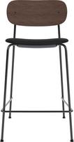 Audo Copenhagen Baro kėdė Co Sierra Atlošas iš tamsaus ąžuolo odinė sėdimoji dalis ant juodų kojų juodos spalvos 95 cm