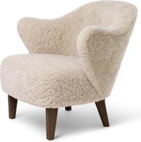 Audo Copenhagen Fotelis Ingeborg Sheepskin su tamsiomis ąžuolinėmis kojomis kreminės spalvos