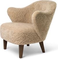 Audo Copenhagen Fotelis Ingeborg Sheepskin su tamsiomis ąžuolinėmis kojomis bežinės spalvos