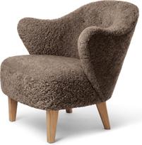 Audo Copenhagen Fotelis Ingeborg Sheepskin su ąžuolinėmis kojomis rudos spalvos