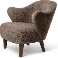 Audo Copenhagen Fotelis Ingeborg Sheepskin su tamsiomis ąžuolinėmis kojomis rudos spalvos