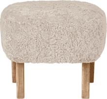Audo Copenhagen Kojų atrama Ingeborg Sheepskin su ąžuolinėmis kojomis kreminės spalvos