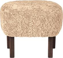Audo Copenhagen Kojų atrama Ingeborg Sheepskin su tamsiomis ąžuolinėmis kojomis bežinės spalvos