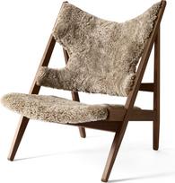 Audo Copenhagen Fotelis Knitting Sheepskin su riešutmedžio kojomis šviesiai rudos spalvos