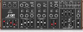 Legendinis "Behringer CAT" parafoninis analoginis sintezatorius su dviem VCO, 4 maišomomis bangų formomis, išoriniu signalų procesoriumi, 16 balsų poli grandine ir "Eurorack" formatu.
